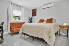 Suite Azul - fully-stocked, 1BR Apt with Private Patio and Free Parking